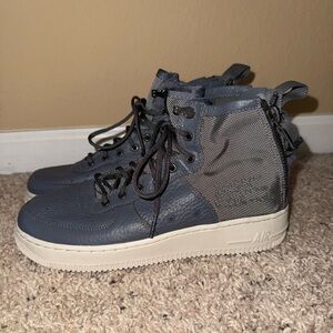 Nike Boys 6.5 SF Air Force 1 Mid Sneakers Never Worn